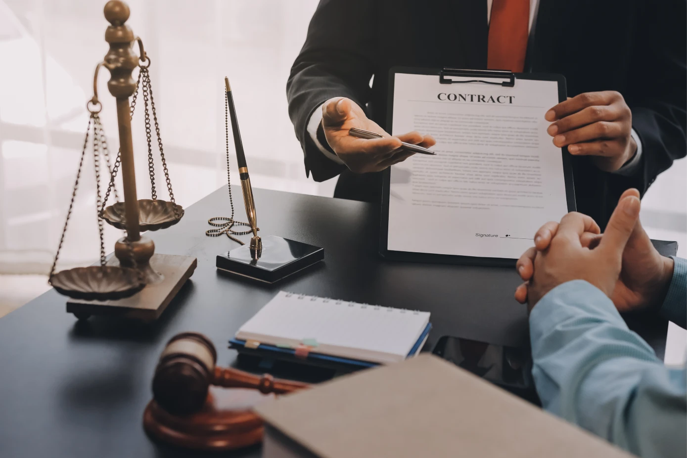 lawyer_explained_client_about_law_that_must_be_brought_against_court_case